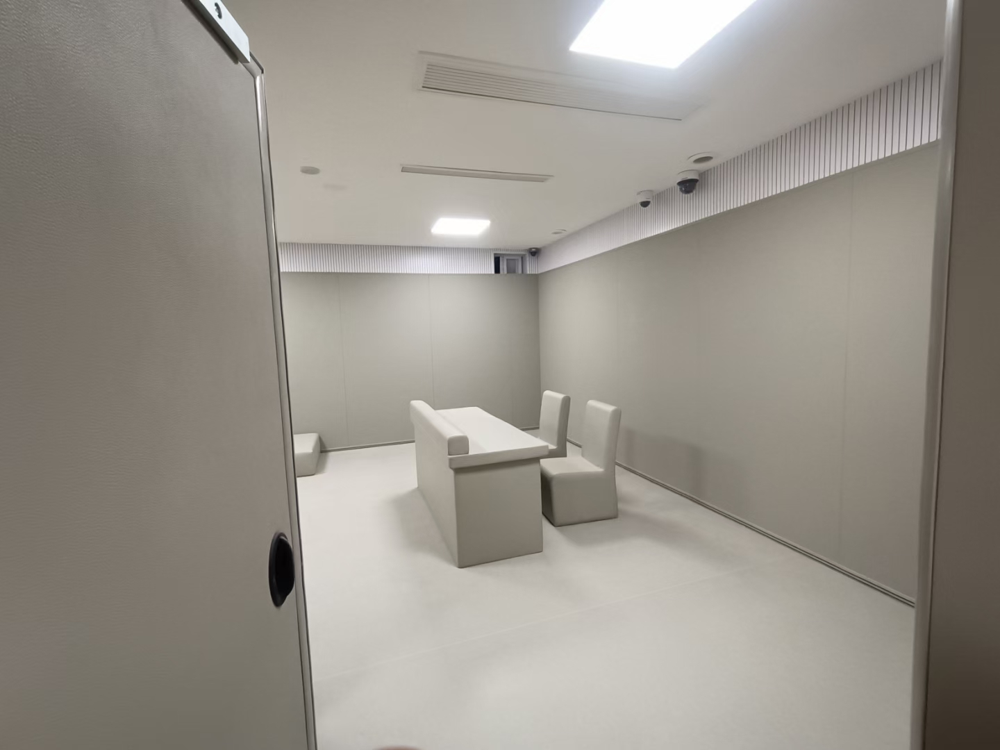 法院防撞軟包墻面材料安裝方法